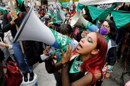 Colectivos feministas se reúnen frente a la sede de la Corte Constitucional para esperar la decisión sobre la despenalización del aborto, hoy en Bogotá (Colombia). EFE/ Carlos Ortega
