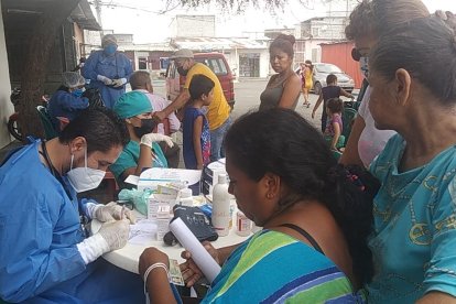 El doctor Bermeo en las calles 45 y la J, en el sburbio oeste de Guayaquil.