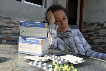 Paola estuvo un tiempo sin  caminar, pues un quiste se le alojó en su columna. Con su pastilla sorafenib logró recobrar su movilidad.