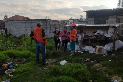 Las afectadas contemplan lo que quedó de su vivienda.