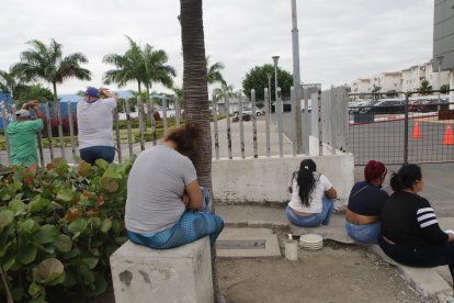 Familiares de Alexander León Vélez llegaron a la morgue para retirar su cuerpo.