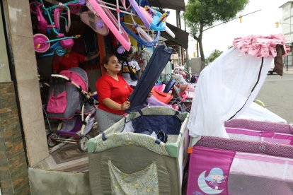 Ileana lleva 16 años en el oficio. Maneja las redes sociales del negocio con su esposo.