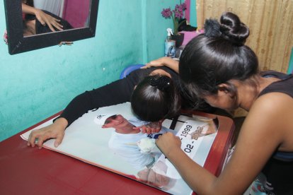 Sobre su foto, la madre y hermana de Yasmani Valle lloran desconsoladas su muerte.