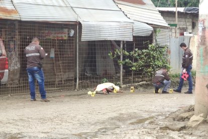 El cadáver quedó tendido fuera de una tienda.
