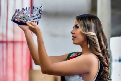 Leslie posaba orgullosa con la corona de su cantón.