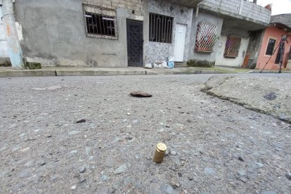 La Policía ya había allanado estos inmuebles meses atrás. A una cuadra con un taco de dinamita explotaron la cabeza de un joven.