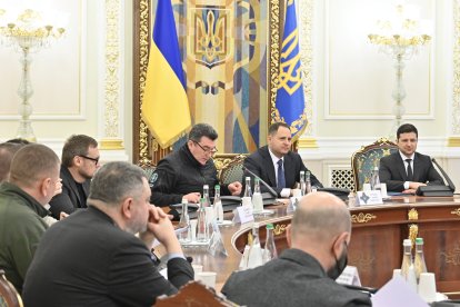 El presidente ucraniano Volodymyr Zelensky (D) en la una reunión del Consejo Nacional de Seguridad en Kiev para declarar el estado de emergencia, excepto en las regiones de Donetsk y Luhansk