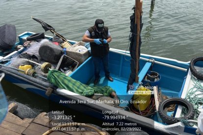 Los restos en estado de descomposición fueron transportados en una lancha.