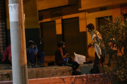 La presencia de sujetos en actitud sospecha en los portales que dan hacia la vía principal genera temor en los habitantes.