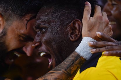 Gonzalo Mastriani celebrando a lo grande con Erick Castillo el primer gol de Barcelona ante Universitario.