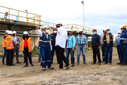 Funcio narios y técnicos de Aguapen recorrieron la planta de tratamiento.