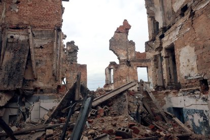 En la imagen de archivo, un edificio de la localidad de Semiónovka, provincia de Donetsk, destruido por la guerra en el Donbás.
