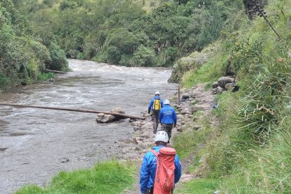 Rescatistas buscan los cuerpos de una pareja que el miércoles cayó al río Carchi.