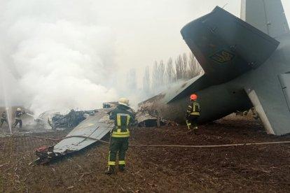 Kyiv Region (Ukraine), 24/02/2022.- A handout photo released by the press service of the State Emergency Service of Ukraine on 24 February 2022 shows emergency services working at the crash site of a military plane of the Armed Forces of Ukraine, in the Obukhiv district, near Kiev, Ukraine (issued 24 February 2022). According to Ukraine's State Emergency Service the aircraft, with 14 people on board, crashed, with a subsequent fire, in the Kyiv region. Five people died in the incident, the Ministry of Internal Affairs of Ukraine said in a statement. (Incendio, Rusia, Ucrania) EFE/EPA/STATE EMERGENCY SERVICE OF UKRAINE HANDOUT -- BEST QUALITY AVAILABLE -- MANDATORY CREDIT: STATE EMERGENCY SERVICE OF UKRAINE -- HANDOUT EDITORIAL USE ONLY/NO SALES
