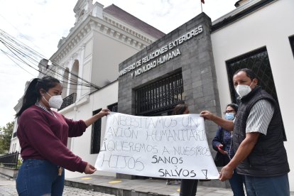 Los parientes de los ecuatorianos en la zona de guerra llegaron a la Cancillería para pedir un vuelo humanitario.