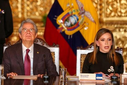 El presidente Guillermo Lasso (i), junto a la secretaria de Derechos Humanos, Bernarda Ordóñez (d), en una fotografía de archivo