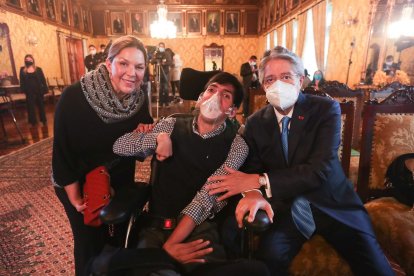 Guillermo Lasso informó que daría su sueldo acumilado de seis meses como presidente.