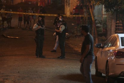 Agentes policiales llegaron al sitio para investigar este nuevo crimen.