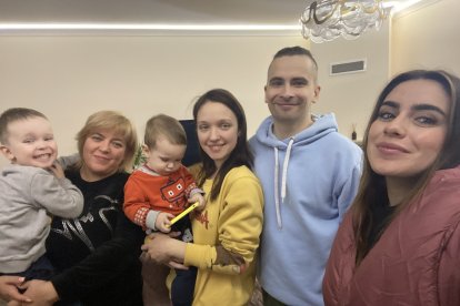 La periodista Sol Malacuso se hizo un autorretrato junto a la familia ucraniana que le ha dado refugio.