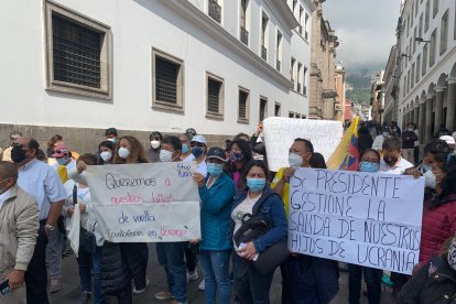 Manifestación de padres de familia en Quito, para exigir la evacuación de sus hijos que están atrapados en Ucrania.