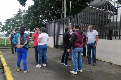 Familiares de la víctima se apostaron fuera de la morgue para conocer de la suerte que corrió el docente.