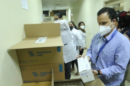 La ministra de Salud recorrió el hospital de niños en Guayaquil, afectado por la compra de fármacos por caducar.