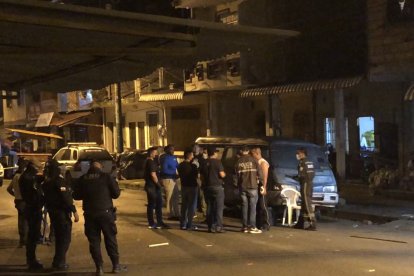 Los agentes buscan establecer quiénes participaron en el múltiple asesinato.