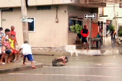 El menor de edad tomó dos piedras y se las arrojó a su vecino. Una le cayó por las piernas.