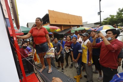 Luisa Ramírez, de 54 años, con gusto y harta fuerza le dio vuelta a la ruleta de la suerte y se llevó una camiseta.