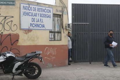 Las puertas de la bodega permanecieron cerradas durante la recolección de evidencias.