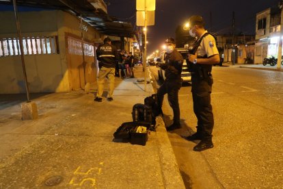 Policías llegaron al sector para recabar los indicios balísticos del suceso.