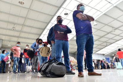 Varias personas hacían fila esperando conseguir un boleto.