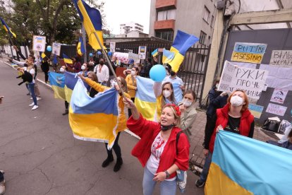 Llevaron carteles de apoyo a los ciudadanos ucranianos que han sido desplazados.