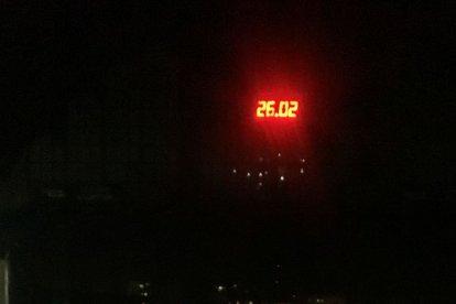 Ecuatorianos esperan en la estación de Lviv para ir a Polonia.