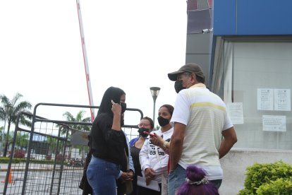 Familiares de los dos fallecidos llegaron a la morgue en busca de una explicación.