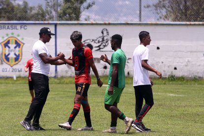 El Toño Valencia disfruta de su faceta de entrenador. Se emociona y alienta a los ‘pelados’ de su club.