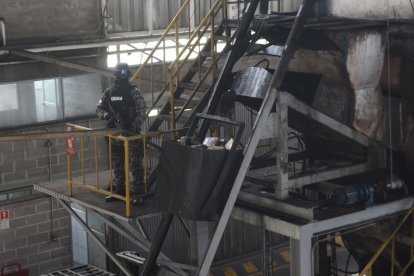 104 toneladas de droga, que llegan a costar miles de millones de dólares, están a la espera de ser quemadas en Guayaquil.  Destruir esa cantidad tomaría no menos de 72 días si se trabaja sin un solo minuto de descanso