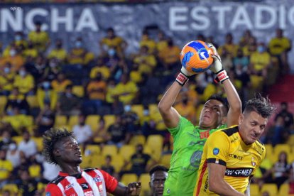 Las jugadas de peligrosas fueron de los amarillos dándole una marcación para despedir a Fabián Bustos.