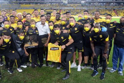 Fabián Bustos se despidió de Barcelona con un triunfo ante Técnico Universitario.