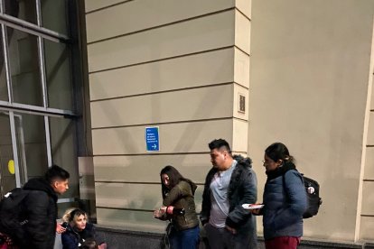 Los compatriotas se las ingenian para conseguir comida en la frontera.