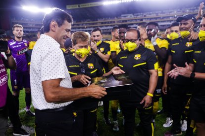 Barcelona le entregó una placa de reconocimiento al técnico Fabián Bustos en su despedida.