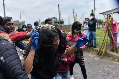 La gente utilizaba huevos para romperlos en las cabezas.
