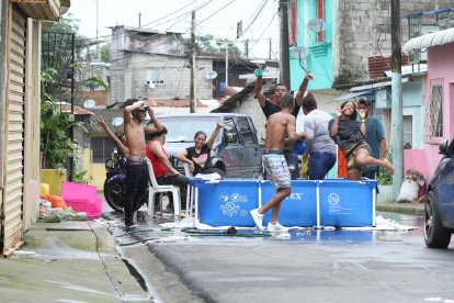 En Bastión Popular este grupo no necesitó ir a la playa para disfrutar del carnaval.