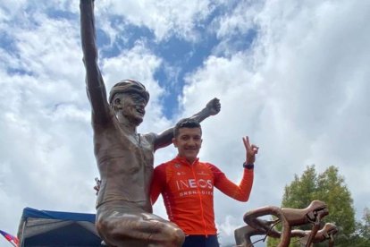 Richard Carapaz develó la estatua que es un homenaje de parte de la alcaldía de Tulcán.