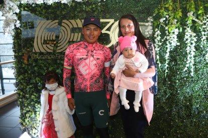 Jonathan Caicedo junto a su esposa Lisenia y las pequeñas Doménica (i) y Sara Arleth, quienes le acompañarán en Europa.