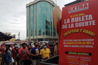 Cientos de fieles lectores de EXTRA se acercaron a la camioneta de la suerte para jugar.