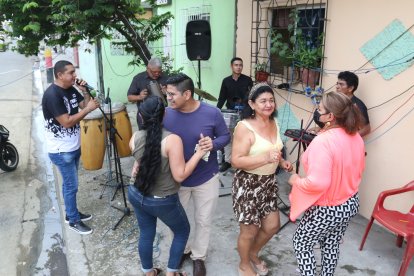 En la 24 y Rosendo Avilés, Los Terribles Santana armaron la fiesta a punta de cumbias.