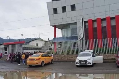 Los fallecidos fueron llevados hasta el Centro Forense de la capital esmeraldeña.