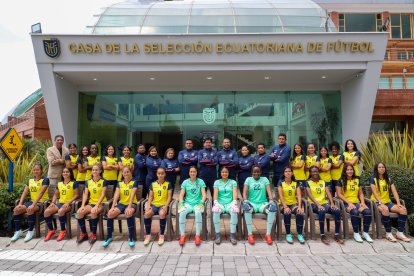 La tradicional foto oficial de la Tri femenina sub-17 que hoy se estrena en el Campeonato Sudamericano que tiene como sede a Uruguay.
