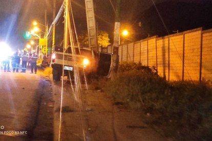 La camioneta quedó en este estado. Su conductor murió y dos parientes resultaron heridos.